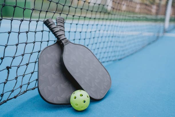 Paleta y pelota de padel